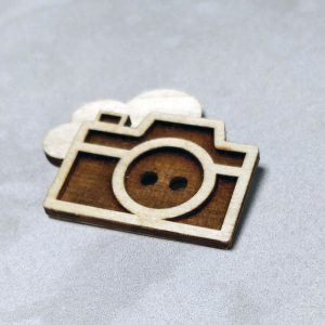 Kamera - Puinen kamera nappi 4 cm - KAAOSboksi