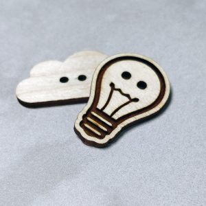 Idea-lamppu - Puinen polttimo nappi 4 cm - KAAOSboksi