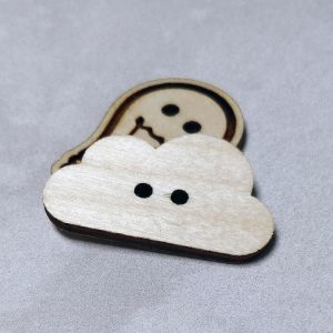 Pilveröinen - Puinen pilvi nappi 4 cm - KAAOSboksi